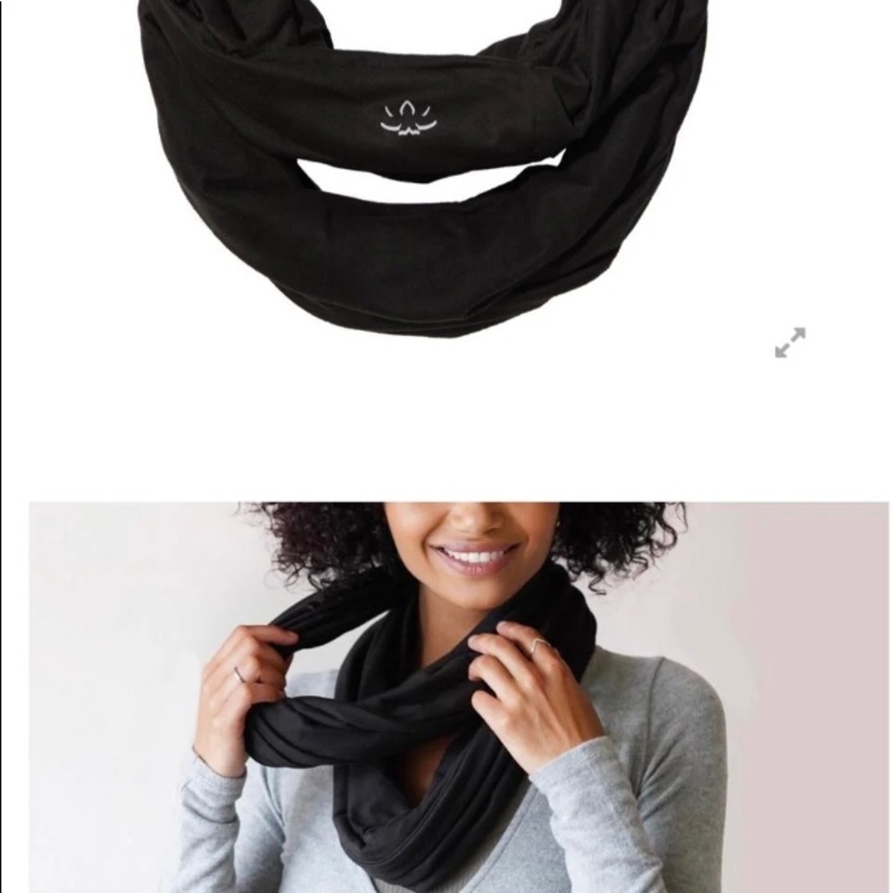 BRAND NEW Beyond Yoga Infinity Hidden Pocket Scarf